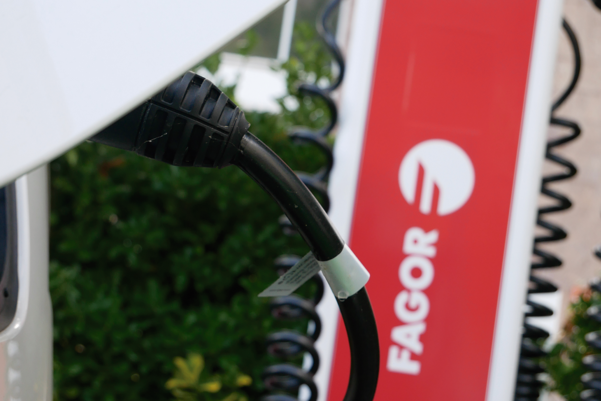 Ya se pueden usar los puntos de carga para coches eléctricos instalados en las cooperativas de Fagor